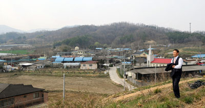 김천시 어모면 남산2리 고향마을. 나지막한 팔미봉 자락 아래에 100여 호가 정겹게 살아가는 곳. 그러나 6