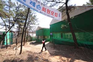 대구 수성구 범어공원에 관할 행정기관에 신고조차 하지 않고 무단으로 설치한 배드민턴장들이 산책로 곳곳에 들어서 산림과 자연환경을 훼손하고 있다. 정운철기자 woon@msnet.co.kr