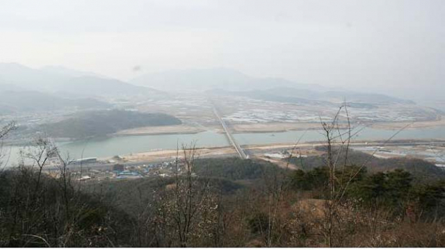 칠곡군(군수 백선기)은 문화체육관광부에서 주관한 『사진찍기 좋은 녹색명소 조성사업』에 왜관읍 석전리 자고산이 최종 선정 됐다고 밝혔다. 사진찍기 좋은 녹색명소 조성 사업은 문화체육관광부가 국내 관광을 활성화 하기 위해 생태＆#8228;문화＆#8228;역사적 자원이 풍부하고 경관이 우수한 지역을 발굴 ＆#8228; 관광명소화하는 사업으로 전국 72개 지역이 응모해 경북에서는 예천 회룡포와 더불어 칠곡군 자고산이 최종 선정됐으며, 뛰어난 경관 이외에도 접근성, 자원성, 설치 용이성, 지자체의 의지 등도 종합 평가됐다.