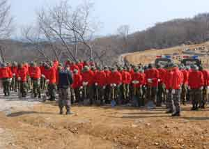 13일 포항시 신광면 도음산 일대의 유해발굴 지역에서 발굴 체험에 참가한 해병대 제1사단 3581부대 장병들이 발굴 작업에 앞서 호국영령들에 대한 묵념을 하고 있다. 해병대 제공