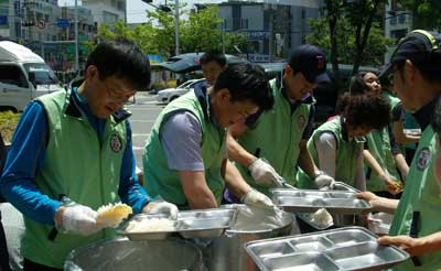 2003년에 발족한 대구 서대구우체국 우정사회봉사단은 어르신들을 위한 무료급식 등 따뜻한 사회를 만드는데 앞장서고 있다.