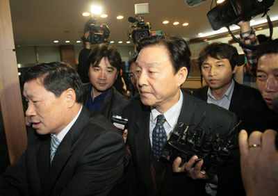 김형태 포항남울릉 국회의원 당선자가 19일 오후 제수 성추행 의혹과 불법 선거운동여부에 대한 조사를 받기 위해 포항 남부경찰서에 들어서고 있다.