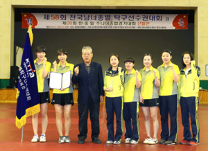 제58회 전국남녀종별탁구선수권대회서 3관왕을 차지하며 여자대학부 전국 최강자로 우뚝 선 대구가톨릭대 탁구팀. 왼쪽부터 최정민
