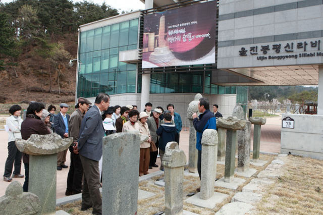 관훈클럽 역대 총무단 50인은 원자력 전시관, 봉평신라비, 엑스포공원, 수토문화의 본산인 대풍헌, 월송정, 불영사, 금강송 군락지 등을 탐방했다.