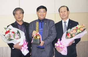 의성군 쌀조합공동사업법인 의장인 김봉수(왼쪽) 다인농협 조합장, 정성진(중간) 법인 대표이사, 유척준 금성농협 조합장(오른쪽)이 RPC 전국협의회 정기총회에서 
