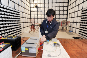 지역 자동차부품 업체들이 전기장치분야에 관심을 보이고 있다. 인공지능 전조등(AFLS)을 연구하는 에스엘 연구원. 에스엘 제공