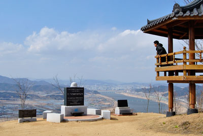 한국전쟁 당시 왜관지구 303고지였던 자고산(303m) 정상에는 한미전몰장병추모비가 있다. 추모비 뒤로 당시 전투가 벌어졌던 칠곡 낙동강 일대(약목면 관호리, 동안리, 복성리)가 보인다.