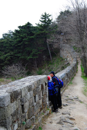 임진왜란을 겪은 후 전략적 요충지인 가산(902m)에는 가산산성(가산면 가산리)이 들어섰다. 이곳은 한국전쟁 당시 낙동강 방어선의 한 축이기도 했다. 복원된 가산산성 진남문을 등산객들이 둘러보고 있다.