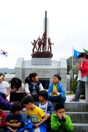1981년 문을 연 다부동전적기념관(가산면 다부리)에는 평일에도 많은 사람들이 찾아 전쟁의 아픈 역사를 되새긴다. 이곳 유학산(839m)을 중심으로 남과 북은 치열하게 전투를 벌였다.
