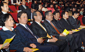 조환길 천주교 대구대교구 대주교를 비롯해 김범일 대구시장, 우동기 대구시교육감, 김화자 대구시의회 의장, 이상진 교과부 제1 차관 등 각계 지도급 인사들이 25일 대구학생문화센터에서 공연된 뮤지컬 