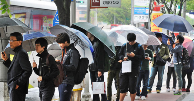 25일 오전 대구도시철도 1호선 종점인 안심역 출구에서 경산 하양 방면 대학으로 등교하려는 학생들이 각 대학의 셔틀버스를 기다리며 줄 서 있다. 우태욱기자 woo@msnet.co.kr