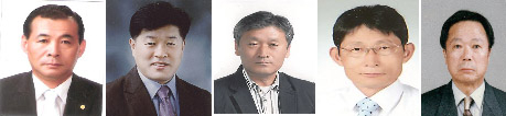 제8회 칠곡군 자랑스러운 군민상 수상자들. 왼쪽부터 수상부분별 지역사회발전 장영칠(재경대경향우회 청년회장) 교육문화체육 이종원(순심여중고 과학교사) 사회복지 이우석(대경신협 이사장) 환경보전 및 지역사회안정 김세균(경북의용소방대 연합회 부회장) 지역경제활성화 박노윤(칠곡상공회의소 명예회장)
