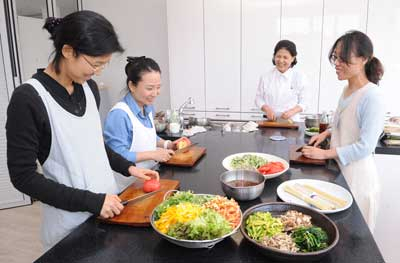 평화가 깃든 밥상 살림푸드마스터 김양희 씨가 채식 국수를 주제로 한 요리 강좌를 진행하고 있다.