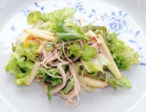 오미자효소 비빔국수
