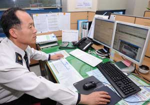 대구지방경찰청 교통사고 이의조사반의 경찰관이 교통사고의 원인분석을 위해 블랙박스 영상을 꼼꼼히 살펴보고 있다.
