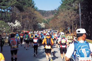 이달 14일 대청호 일대에서 열린 청남대 울트라마라톤대회에서 참가자들이 출발 지점을 빠져나가고 있다. 청남대 울트라마라톤 홈페이지 제공