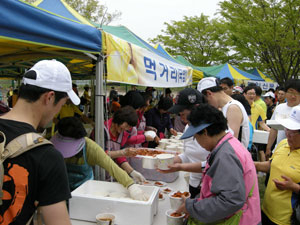 성주군 생활개선회 회원들이 29일 마라톤 코스를 완주한 참가자들에게 국밥을 나눠주고 있다. 박용우기자