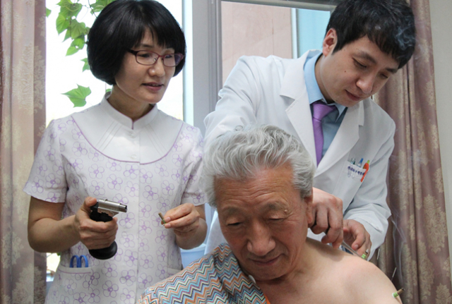 구미시립노인요양병원(병원장 이택근)이 최근 한방과를 개설해 양 ＆#8228; 한방 협진 진료체계 구축하고 제 2의 도약을 추진 중이라고 30일 밝혔다. 보다 양질의 의료서비스를 제공하기 위해 지난 23일 시작한 한방 진료에 첫날부터 입원 환자 40% 이상의 진료 신청이 이어지는 등 매우 큰 호응을 얻고 있다.