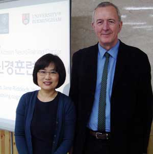 28일 대구에서 문을 연 한국뇌신경훈련센터 윤은영 원장과 초청 강연을 가진 글린 험프리스 옥스포드대 교수가 함께 포즈를 취했다.