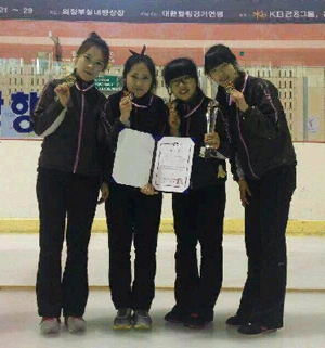 2012년 한국주니어컬링선수권대회에서 우승한 경북컬링협회 여자 팀. 왼쪽부터 오은진, 김경애, 김선영, 구영은. 경북컬링협회 제공