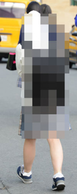 친구나 부모와의 소통을 거부하며 자신만의 세계에 갖혀 사는 청소년들이 늘고 있다. 대구시내 한 여고생이 친구들과 떨어져 홀로 등교하고 있다. 정운철기자 woon@msnet.co.kr