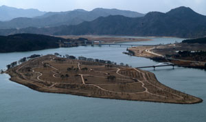 상주시가 상주를 물산업 중심도시를 건설한다는 야심찬 계획을 수립, 본격적인 추진에 나섰다. 상주 경천섬과 낙동강 상주보 전경. 상주시 제공