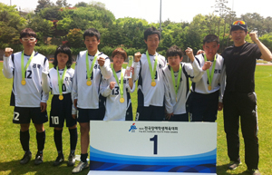 경북 영광학교 축구부가 안동 영명학교 선수들과 함께 경북 대표로 전국장애학생체육대회에 출전해 우승했다.