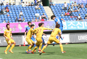5일 광주에서 열린 대구FC와 광주FC의 경기에서 대구의 김기희가 선제 헤딩 골을 터뜨리고 있다. 대구FC 제공