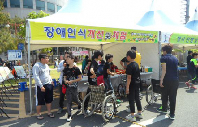 경북지체장애인협회 칠곡군지회는 5월 5일 어린이날을 맞이하여 활동보조대상자 장애어린이 15명에게 선물 지급 및 식사를 제공했다.