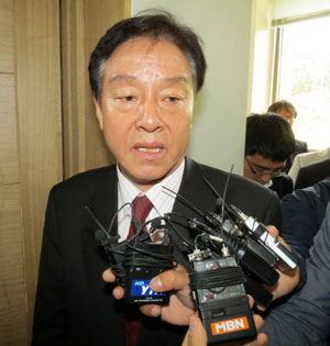 김형태 포항남울릉 국회의원 당선자가 7일 영장실질심사를 위해 법원에 들어서며 기자들의 물음에 답하고 있다.