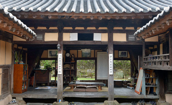 상매댁 안채 대청 위에 자리한 다락방. 음식과 과일을 보관하거나 여름철 피서 용도로 사용하기도 했다. 건축에 실용주의 개념을 도입한 사례로, 주거사(住居史) 연구에 소중한 자료로 평가 받고 있다.