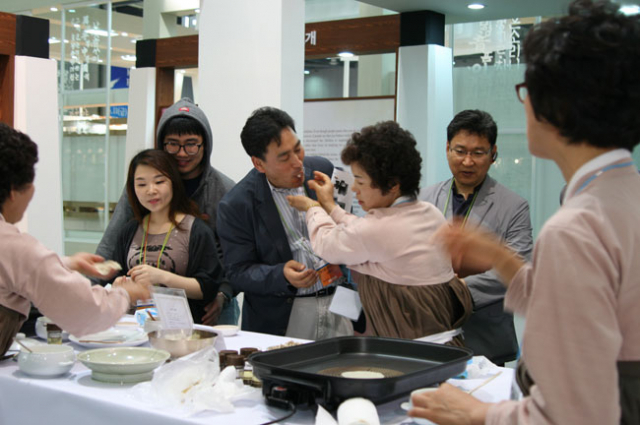 대한민국식품대전이 열리고 있는 8일 경기도 고양시 킨텍스 제2전시관에서 경북 영양의 한글로 서술한 최초의 조리서인 