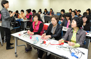사진=최근 대구 서구 평리동 서구노인복지관에서 노인 돌보미들이 현장 파견을 앞두고 교육을 받고 있다. 우태욱기자
