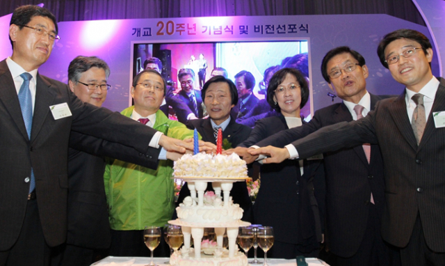 구미대학교는 10일 오전11시 본교 긍지관 대강당에서 정창주 총장을 비롯한 김관용 경북도지사, 이인선 경북도 정무부지사, 남유진 구미시장, 김태환 국회의원, 심학봉 국회의원 당선자 등 지역인사 및 학계 관계자, 교직원과 학생 등 약 1000여 명이 참석한 가운데 