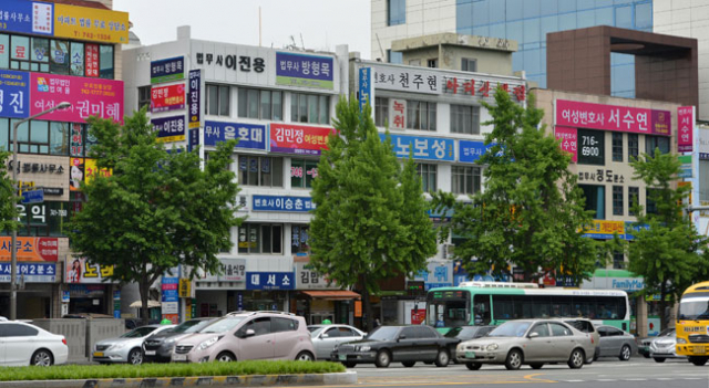 대구에 여성 변호사들이 늘면서 변호사사무소 간판도 여성적 감각을 드러내는 보라, 빨강, 분홍색 등이 등장해 눈길을 끌고 있다. 성일권기자