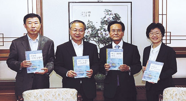▲왼쪽부터 서상우 대구시 대변인, 김연수 행정부시장, 장영우 한국사 읽기권장 운동 추진본부장, 도서출판 휘선 박남순 편집실장.