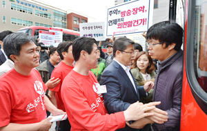 쓴소리 듣기 투어차 대구청소년종합지원센터를 방문한 새누리당 전당대회 후보들이 낙하산 사장 퇴진 등을 요구하며 파업 중인 대구MBC 등 지역 방송 노조원들의 목소리를 외면한 채 서둘러 버스에 오르고 있다. 김태형기자 thkim21@msnet.co.kr