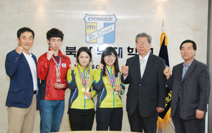 경북과학대 도정기 총장과 2012년 컬링 국가대표, 사회체육계열 교수들이 파이팅을 외치고 있다.(왼쪽부터 김경두 교수, 오은수