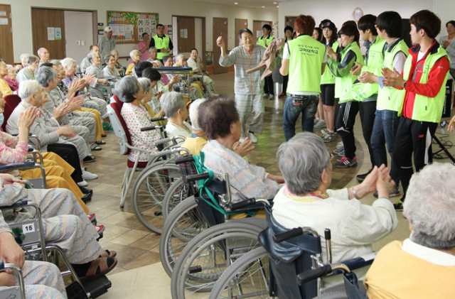 구미대학교 학생자치기구 70여 명 학생은 개교 20주년을 기념해 구미시립노인요뱡병원과 삼육보육원을 찾아 다양한 봉사활동을 펼쳤다.
