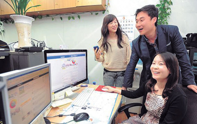 ▲경상북도 직원들이 공식 블로그, 페이스북, 트위터 등 소셜네트워크서비스(SNS)에 올라온 도민들의 의견을 살펴보고 있다. 경북도 제공