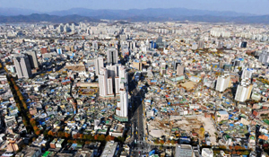 대형 쇼핑몰 개점과 도시철도 3호선 개통, 타 지역보다 저렴한 아파트 가격 등으로 대구 중구에 신규 주택 분양이 몰리고 있다.