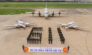 15일 611비행대대 장병들이 무사고 비행 4만 시간을 축하하며 기념촬영을 하고 있다.