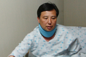 이달 12일 통합진보당 중앙위 회의 당시 단상에 난입한 당원들에 의해 부상을 입은 조준호 전 공동대표 연합뉴스