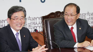 새누리당 황우여 대표가 16일 여의도당사에서 열린 최고위원회의에서 이한구 원내대표와 대화하고 있다. 연합뉴스