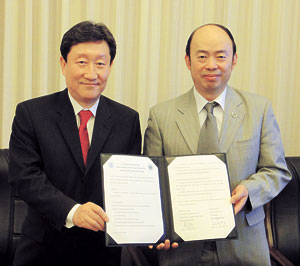 ▲차순도(왼쪽) 동산의료원장과 베이징대 의학부 웨이강 황 부원장이 MOU를 체결했다.
