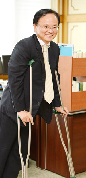 장애인으로 대구법원 한 건물에서 20년 이상 근무하고 있는 이기광 대구고법 수석부장판사는 지금 있는 자리가 가장 중요하고, 일할 수 있는 것이 행복하다고 했다. 정운철기자