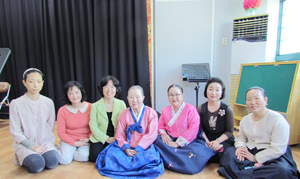 좌로부터 김유리, 이순애, 우장희(전수조교), 권일지(문화재), 김연자, 곽홍란, 김정란(전수장학생).