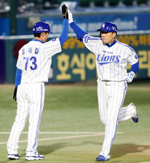 17일 대구시민야구장에서 열린 삼성-KIA전에서 삼성 이승엽이 6회말 선두타자로 나와 좌월 솔로홈런을 치고 3루 베이스를 돌며 김재걸 코치와 하이파이브를 나누고 있다. 삼성 라이온즈 제공