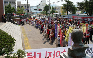 상주시민들이 17일 상주문화회관 앞에서 낙동 공군사격장 폐쇄를 요구하는 범시민 궐기대회를 열고 있다. 상주시 제공.
