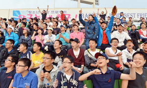 15일 오후 대구 능인중학교 학생과 교사들이 대구시민야구장을 찾아 신나게 프로야구를 즐기고 있다. 김태형기자 thkim21@msnet.co.kr